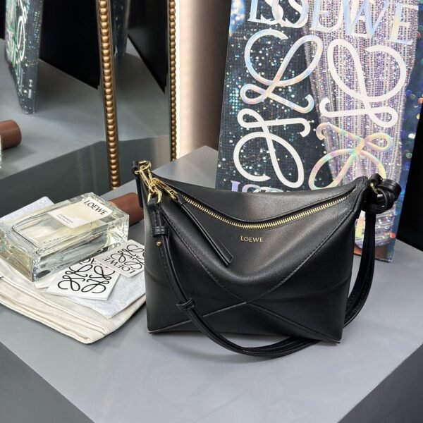 Size: 23x15.5x6.5cm