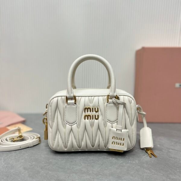 Size: 19X13X6CM