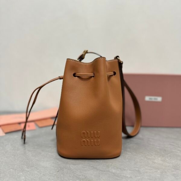 Size: 16x14x23cm