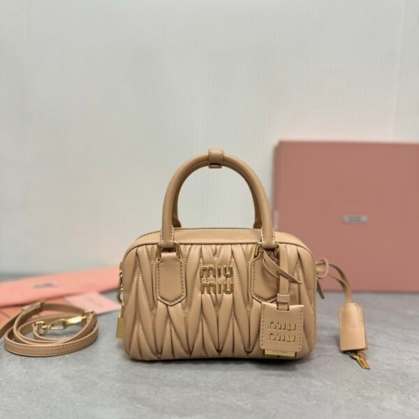 Size: 19X13X6CM