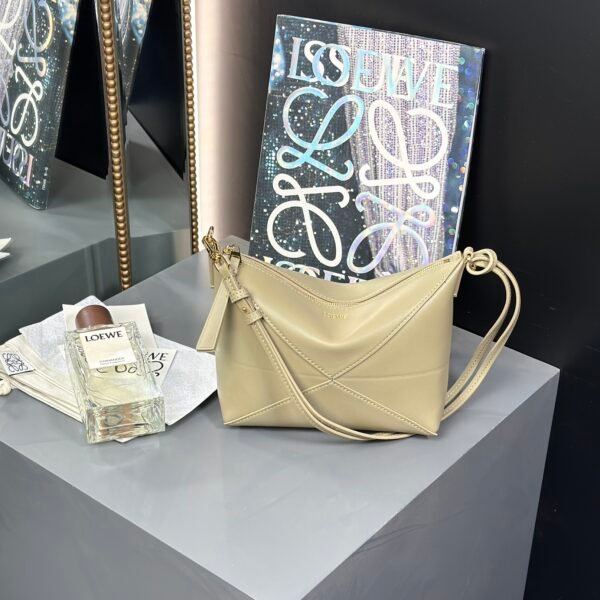 Size: 23x15.5x6.5cm