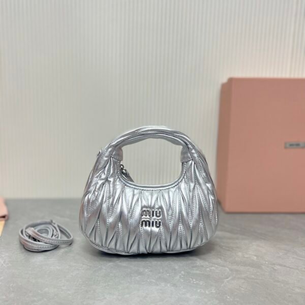 Size: 18X10X6cm
