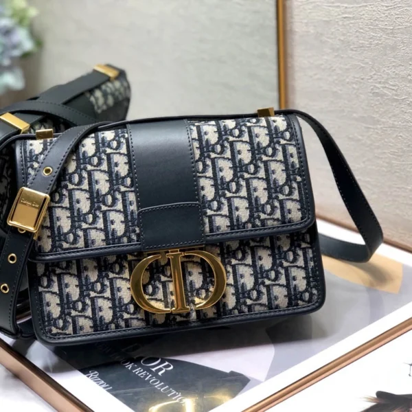 30 Montaigne Size: 24cm