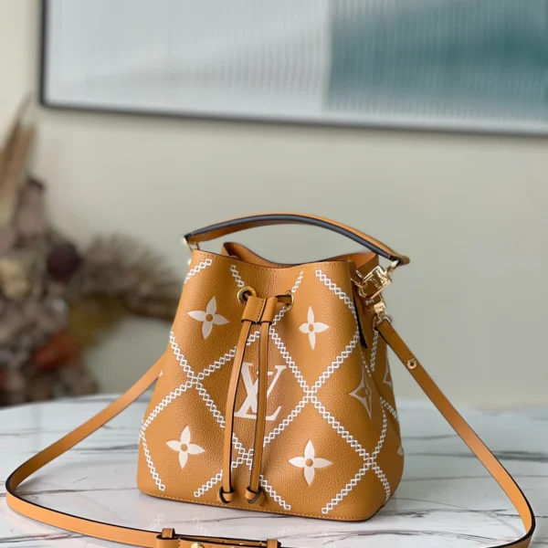Louis Vuitton Size: 20 x 20 x 13 cm