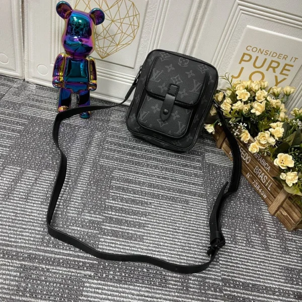 Louis Vuitton size: 15.0 x 17.0 x 8.0cm