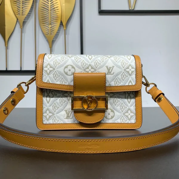Louis Vuitton Size: 20 x 15 x 9 cm